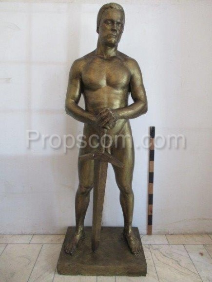Statue eines Mannes mit einem Schwert