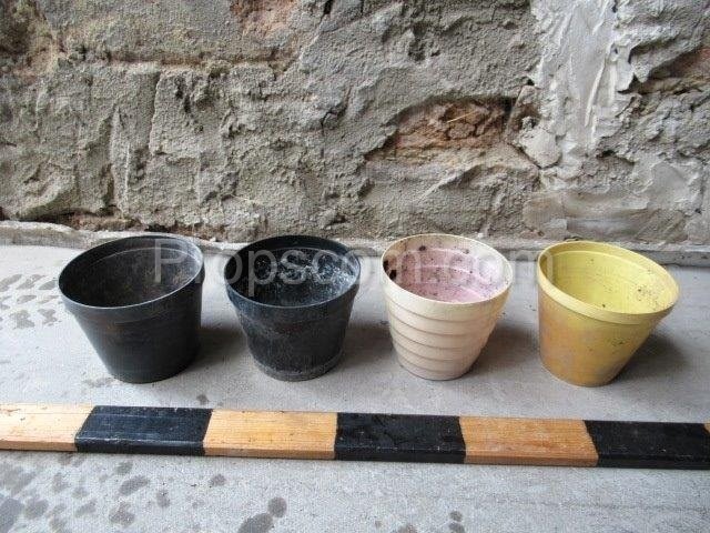 Plastic flower pots